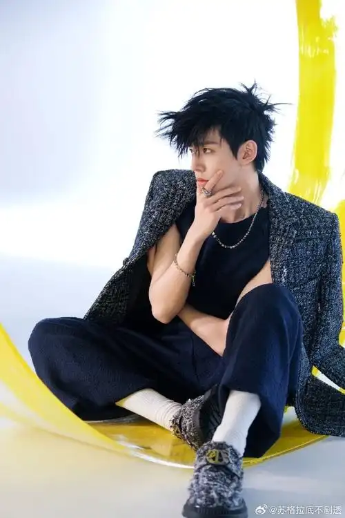 邓为碎发侧颜##邓为时装开售一小时销量#邓为碎发侧颜,今天从侧面