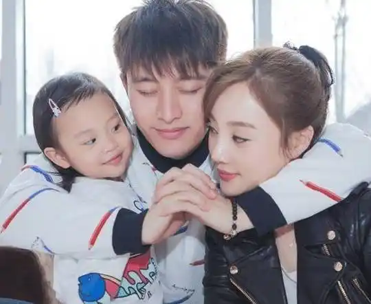 原创分手后的李小璐少女感爆棚戴上甜馨的发卡显小10岁