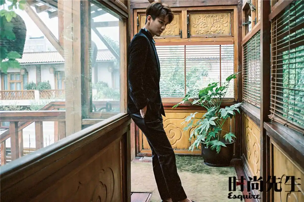 熊梓淇西装风格尽显魅力侧脸杀