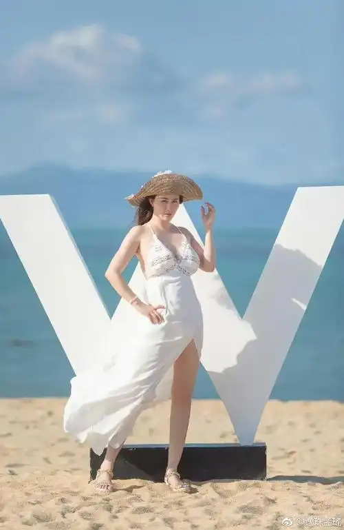 晶女郎孟瑶甜美的外貌和火辣的身材性感尤物这谁顶得住呀