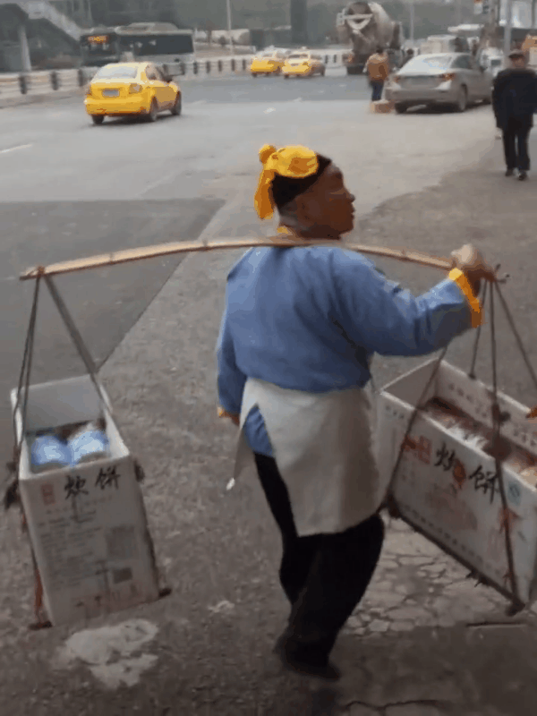 "武大郎"重庆街头挑担买饼 引路人侧目|扁担_网易订阅