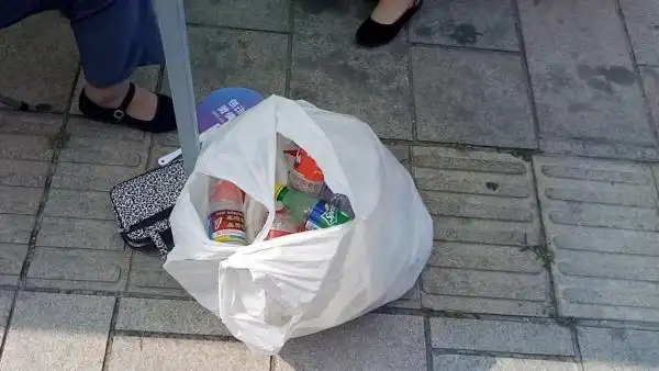 惦记孙子,老人"偷偷"场外捡瓶子陪考