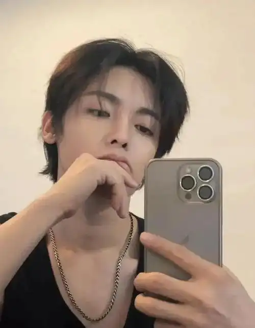 帅气演员侯明昊今日最新自拍照出炉啦太帅了