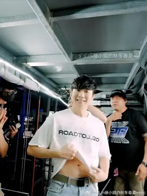 腹肌照片,来一波,老公,你浑身上下,我都想承包!@林俊杰#林俊杰