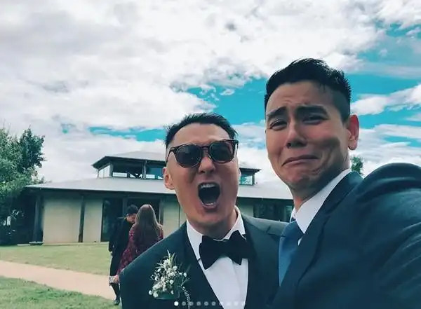 ▼彭于晏参加余文乐婚礼,合照时扁嘴大玩表情.(图/翻摄自彭于晏ig)