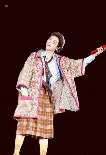 华晨宇穿衣路子野,少女色工装还嫌不时尚,戴耳环堪称男版李宇春