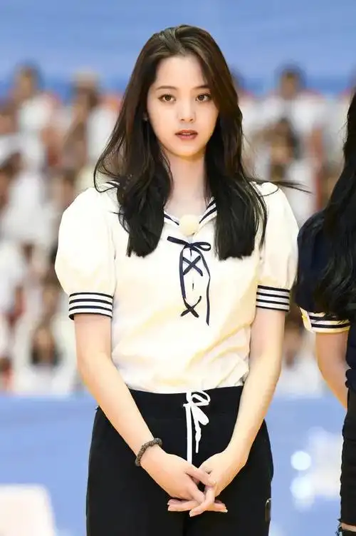 欧阳娜娜这张脸看着也就15岁吧蓝白水手服换上盛世美颜太甜