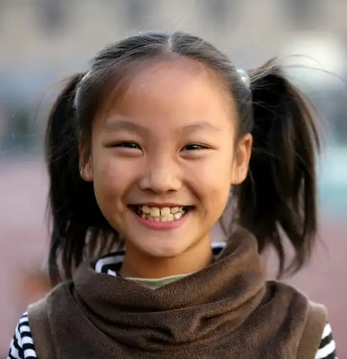 感恩有你:笑脸阳光下绽放