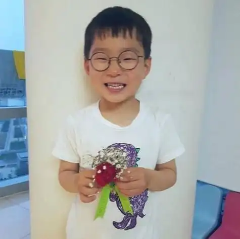 宋民国最新表情包上线 手捧康乃馨暖笑萌翻网友