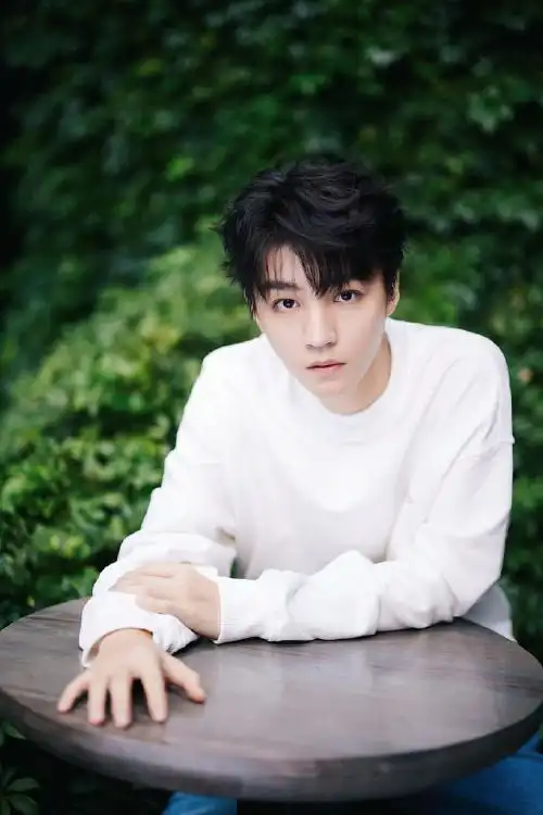 1/52021年9月24日,王俊凯工作室分享一组王俊凯为深圳i.