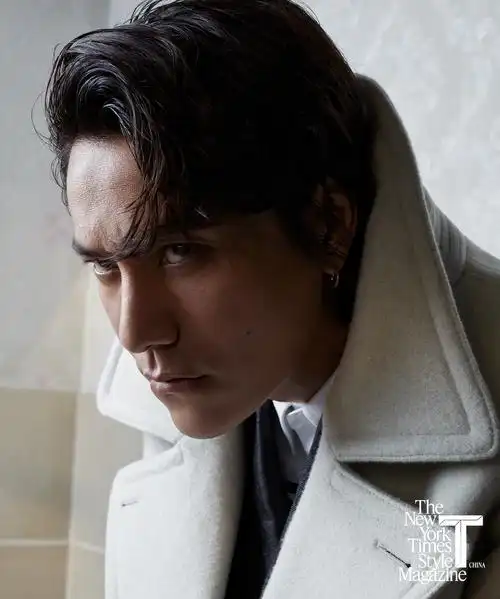 陈坤解锁《t》12月刊封面 眼神犀利坚定自带故事感