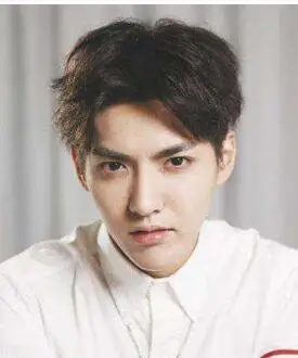 男生发型 >详细内容一头乌黑发色的男生,选择的就是男生三七分发型,戴