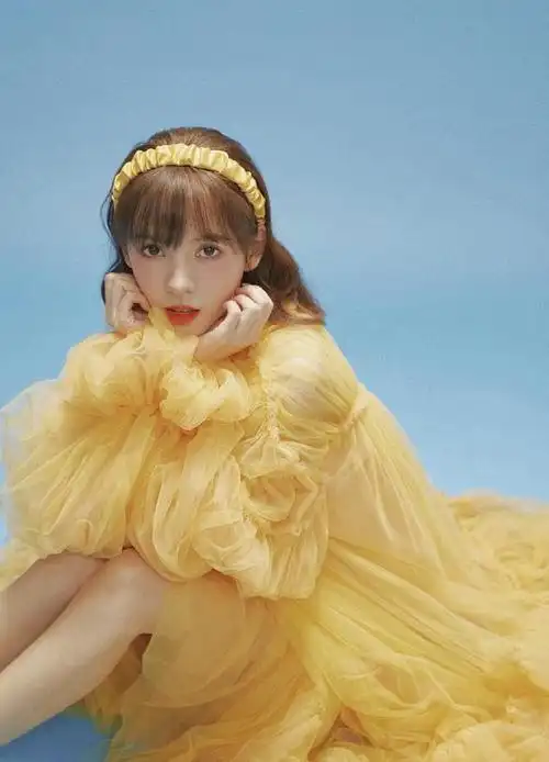 张予曦的鸡蛋花复古写真,淡黄色轻纱连衣裙散发慵懒舒适的氛围