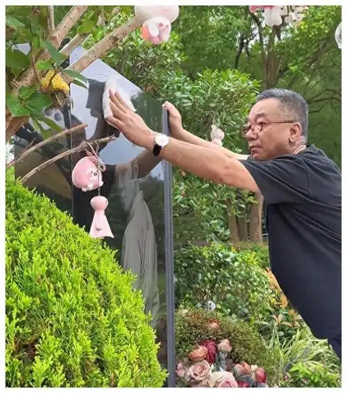 乔任梁去世7周年,陈乔恩上香祭拜,墓旁突现另一位明星新墓