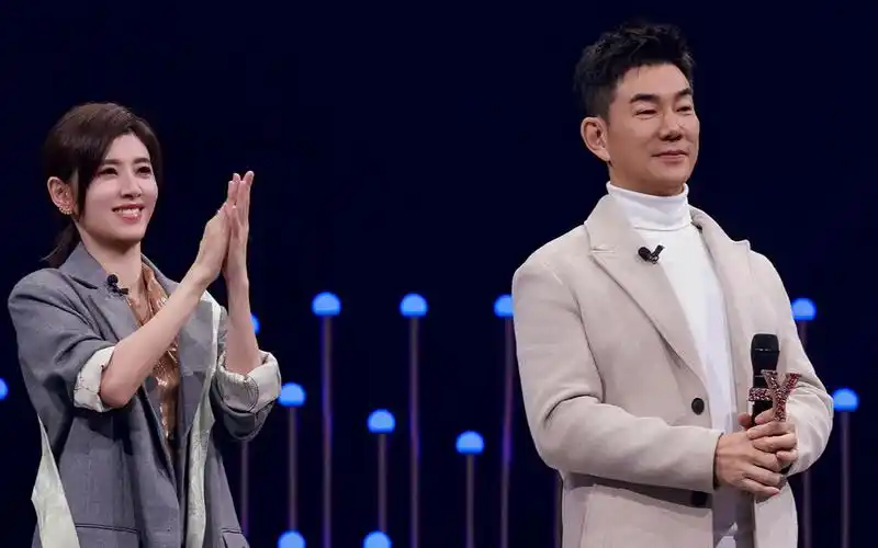 任贤齐苏慧伦一开嗓,我被《烛光》撞了青春的老腰!谁懂啊家人们