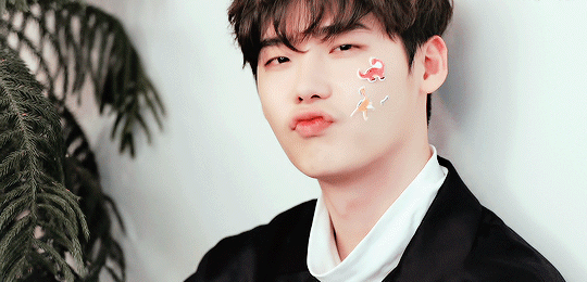 李钟硕男神嘟嘴卖萌gif动图_动态图_表情包下载_soogif