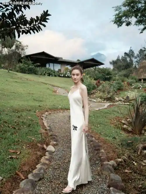 赌王女儿何超莲晒豪宅内景!为何她个子娇小却看起来非常高挑呢?