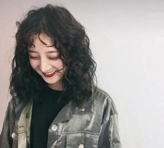 气质迷人的4款锁骨卷发,可甜可盐,非常显瘦脸!