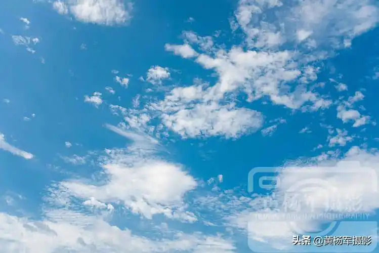 赣州于都县的蓝天白云,轻盈的云朵淡蓝的天,故乡的原风景很熟悉