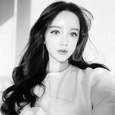 2021黑白孤傲高冷女生头像清晰图片