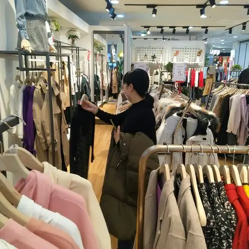 逛商场,心舒畅.五颜六色各芬芳.新时装,试穿忙.一晚时光,爽 ,爽,爽.