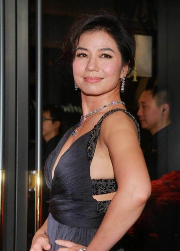 58岁钟楚红近照身材颜值不似当年却有一种独特的魅力