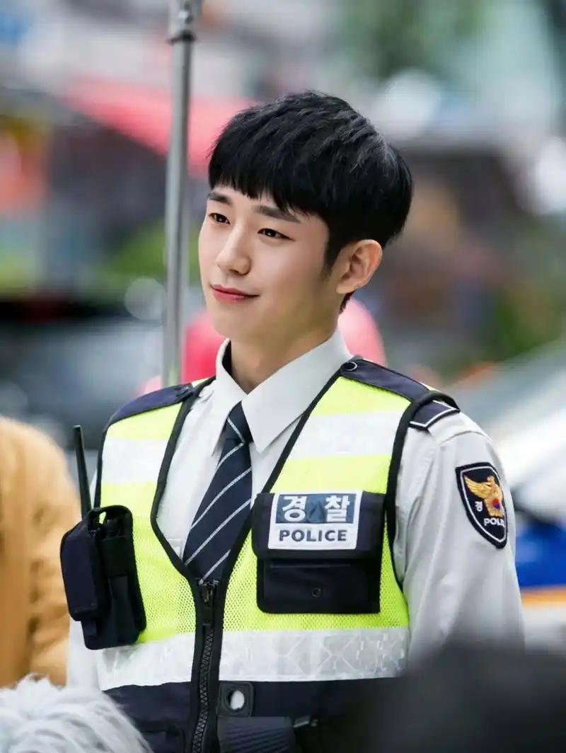 丁海寅警服篇(超帅) 是《当你沉睡时》中超帅的 警察小哥哥韩宇卓