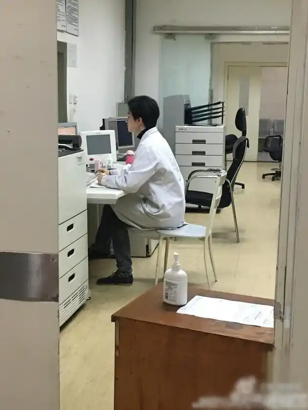 "据悉,这名撞脸杨洋的医生今年20岁,照片上不仅容貌,身材