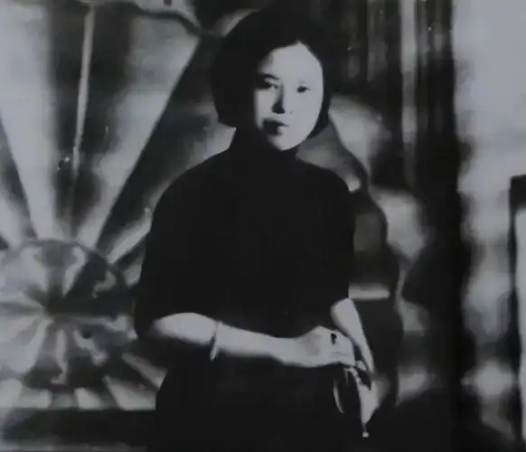 1947年除夕夜特务将杨虎城的妻子谢葆真捆绑在老虎凳上