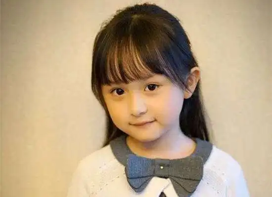 是刘楚恬了,2009年出生在福建省泉州市,两岁的时候参加了小明星的选拔