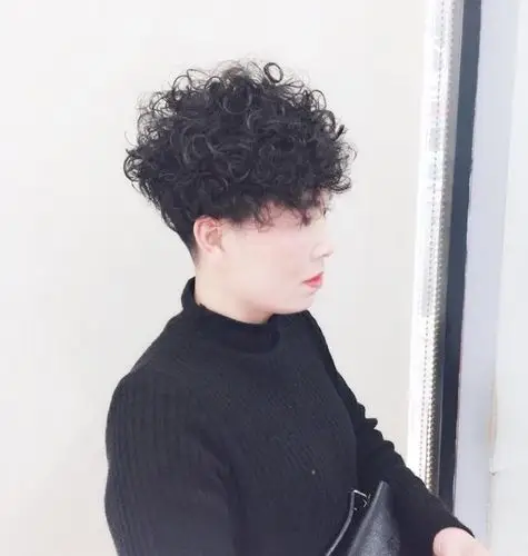 齐耳短发烫小卷好看吗 洋气还瘦脸的小卷短发你值得拥有