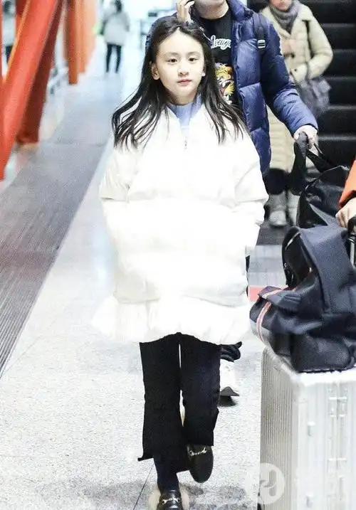 田亮携女儿走机场,森碟开叉裤配长筒袜好时髦
