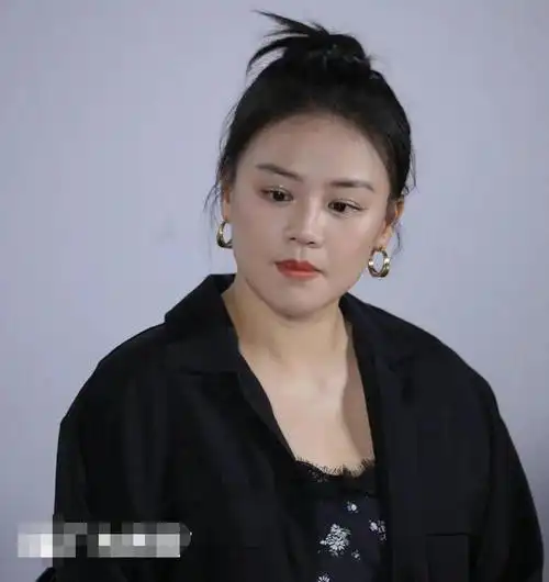 马思纯回国后首次公开亮相穿大码西装胖成年画娃娃终于变开朗