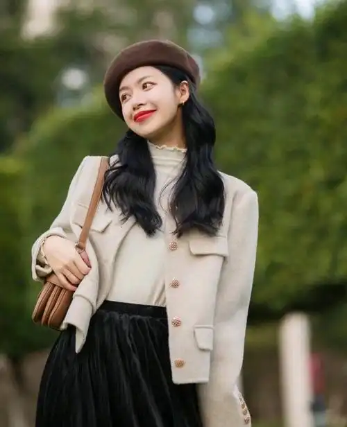 小香风穿搭对大部分女生来讲并不陌生,虽然服装款式简简单单,但如果会