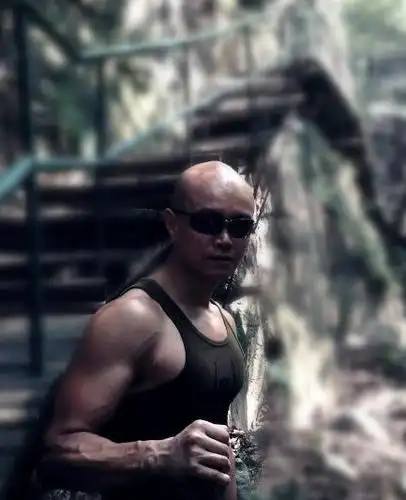 乐嘉胸肌青筋暴起男人傲人胸肌怎么练