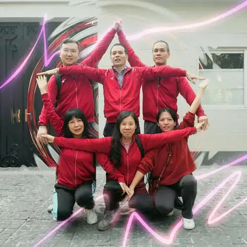 第二个游戏是心有灵犀——模仿照片摆出特定的合照姿势.