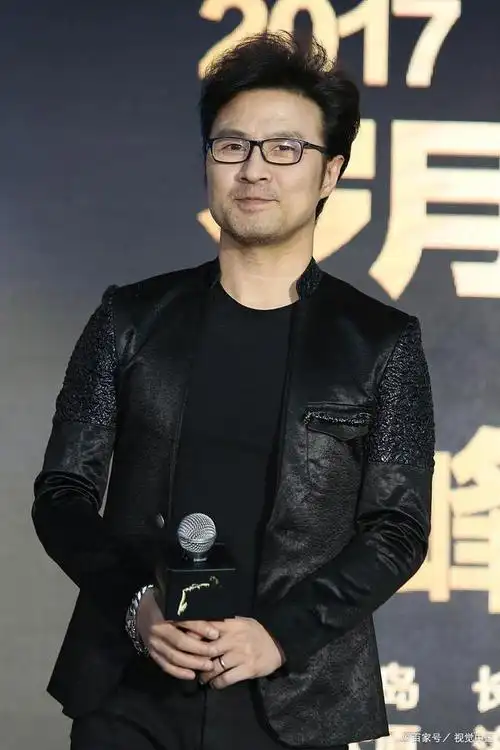 汪峰(wang feng)是中国内地知名摇滚歌手,词曲创作人和音乐制作人