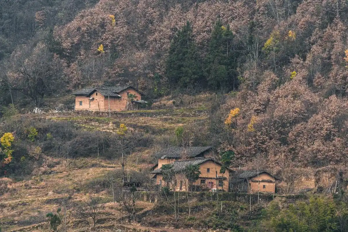 随拍 #老房子 #调色  山野千里,追寻人迹罕至的壮丽风景,登高远眺
