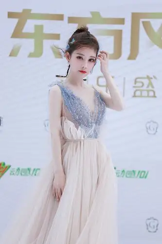 红毯采访时,被问及最近的跳舞计划,冯提莫表示:觉得