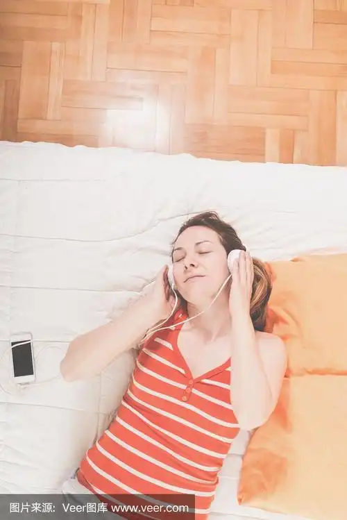 躺在床上听音乐的女人