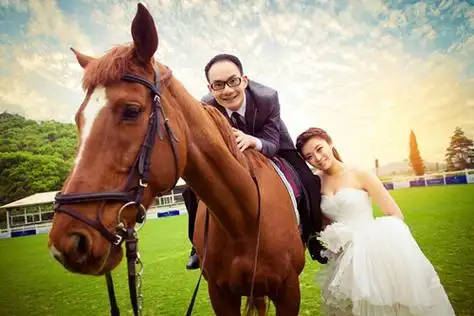 幸福男女婚纱图片_结伴同行的幸福恋人