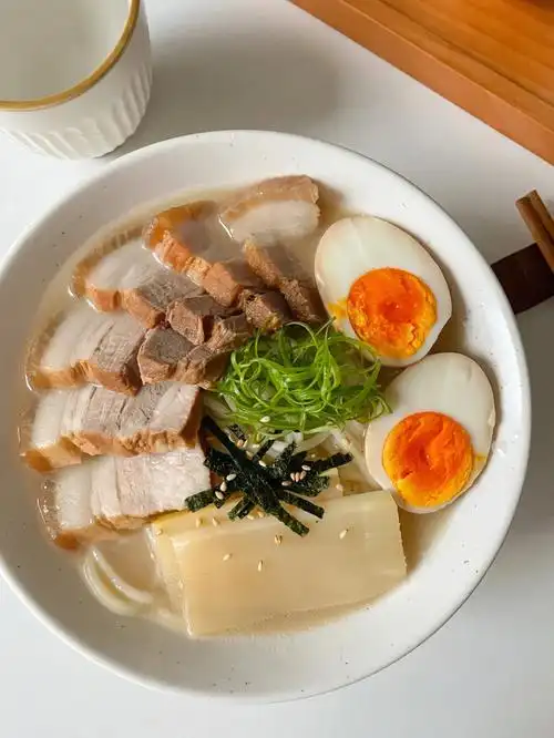 面条升级吃法日式味增叉烧拉面