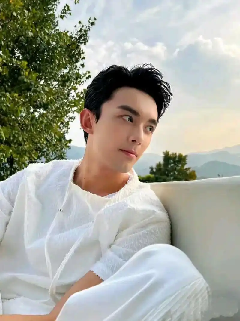 吴磊的照片来了 吴磊,1999年12月26日出生于上海市[1],中国内地影视男