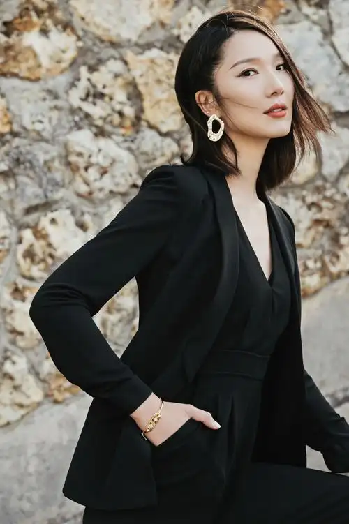 李亚男写真大片曝光黑色连体裤穿搭尽显女强人气质