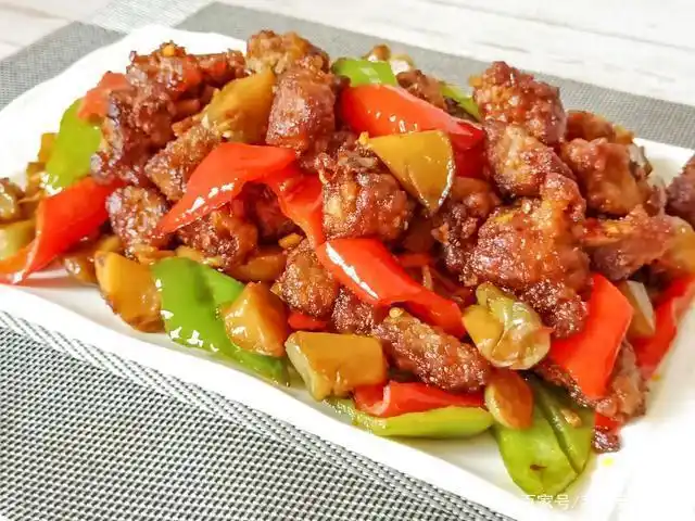 牛肉别炖着吃了,教你一个好吃做法,一大盘不够吃,超过瘾