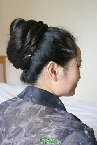 如果你是拥有一款长发发型的女生,绕了几圈之后的韩国发髻,更有一种