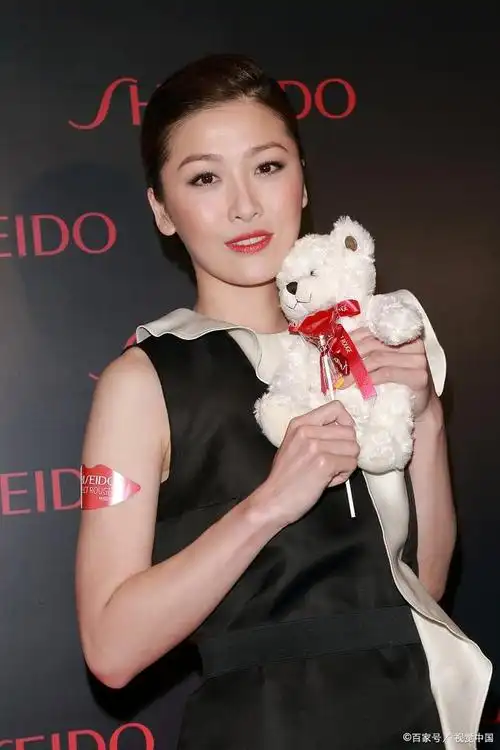 周丽淇傅程鹏甜蜜拥抱庆姐姐生日,恩爱画面曝光引热议!