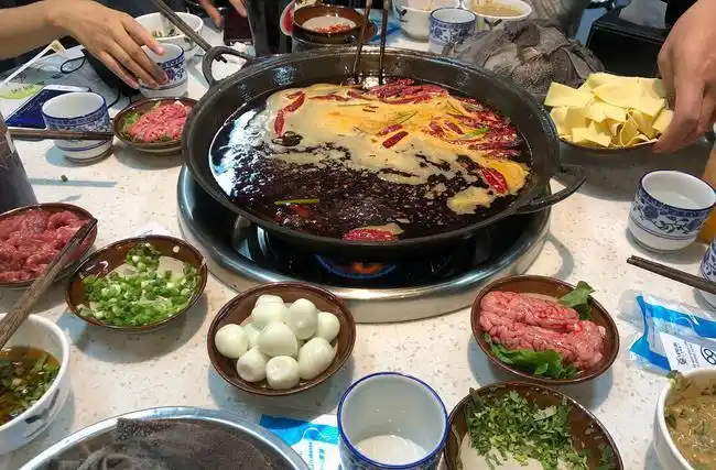 吃火锅的时候服务员不断过来加汤是啥意思原来这是火锅店的暗示