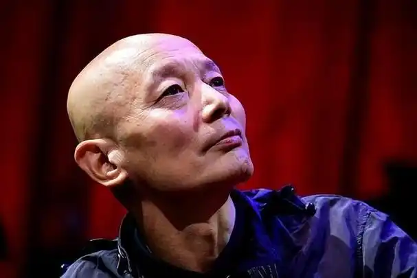 回顾:37岁当影帝,忤逆父母坚持不生孩子,66岁的葛优后悔了吗?