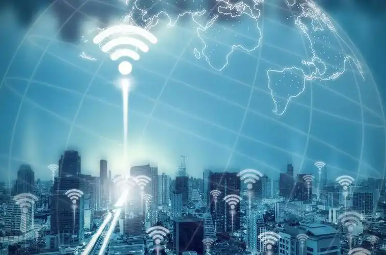 商人使用平板电脑与世界社交网络的连接理念